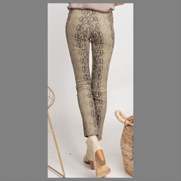 NEW! SNAKESKIN DISTRESSED SKINNY PANTS - Picture 3 of 4